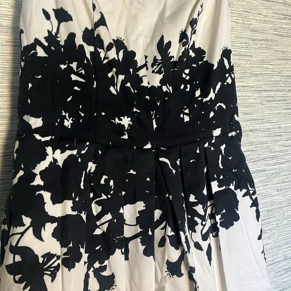 White House Black Market  Elegant Black and White Floral Dress Size 8 (574) - Picture 4 of 7